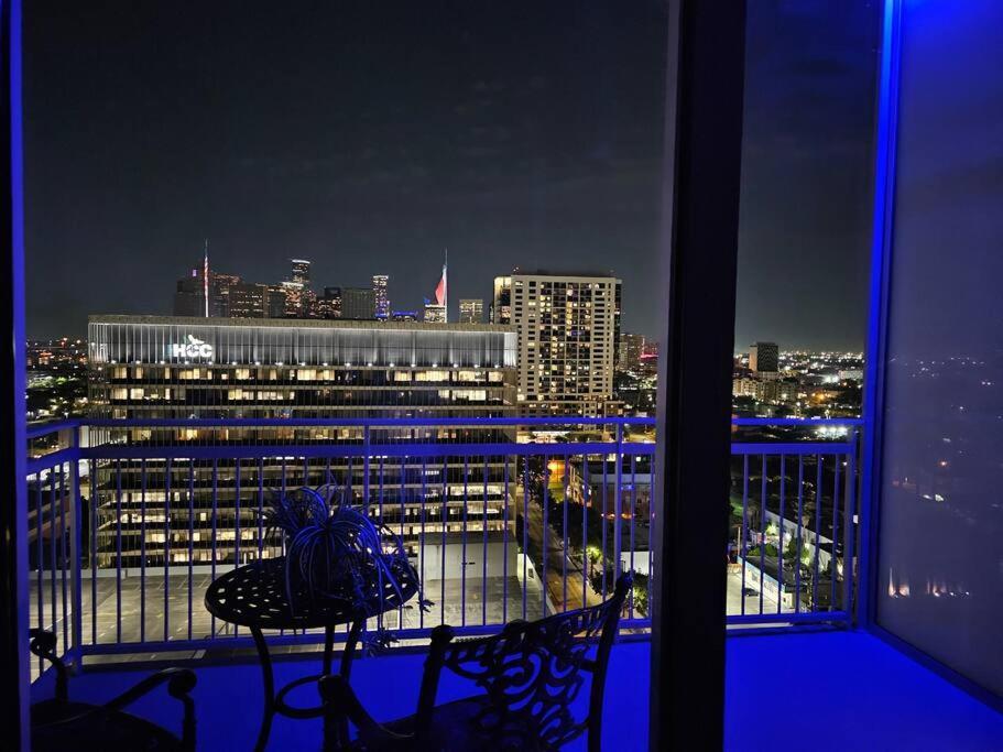 Luxury Highrise In Midtown - Skyline Views And Chic Decor Apartment Houston Luaran gambar
