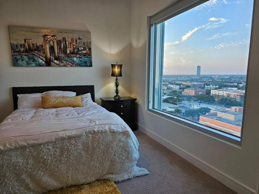 Luxury Highrise In Midtown - Skyline Views And Chic Decor Apartment Houston Luaran gambar