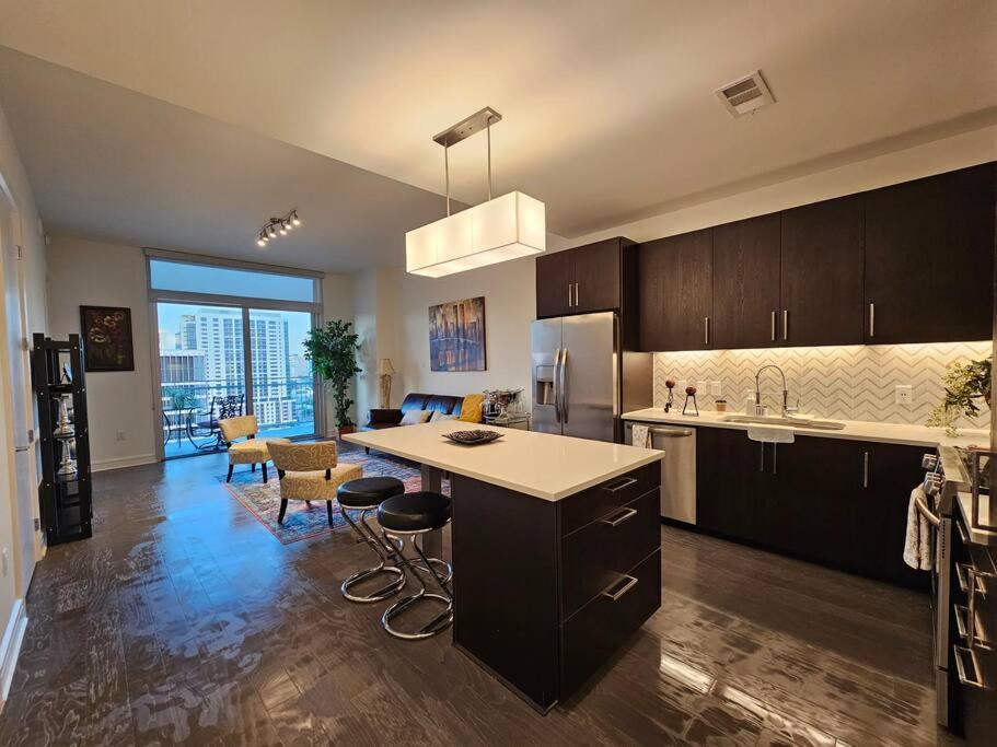 Luxury Highrise In Midtown - Skyline Views And Chic Decor Apartment Houston Luaran gambar
