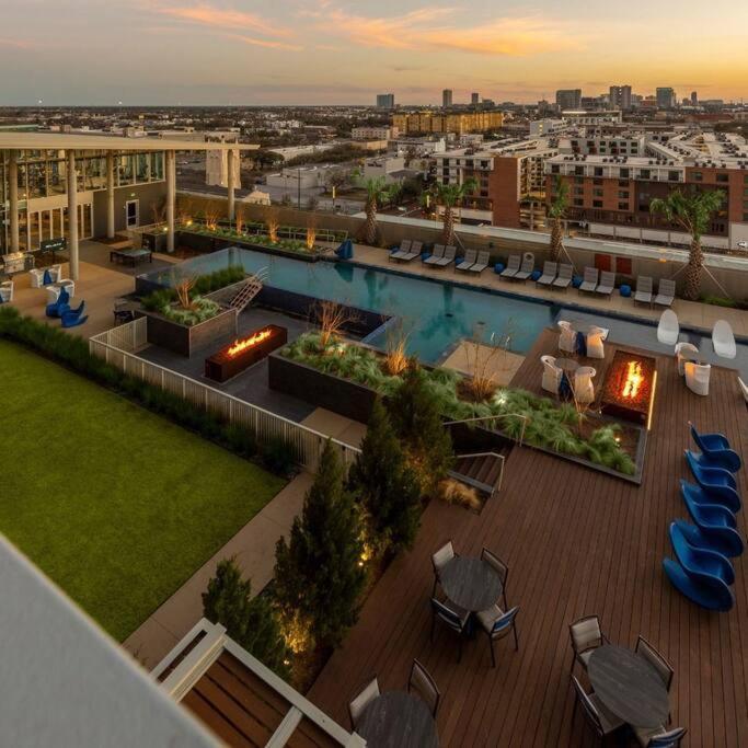 Luxury Highrise In Midtown - Skyline Views And Chic Decor Apartment Houston Luaran gambar